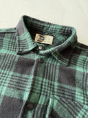 Junges Holzfällerhemd mit Druckknopftaschen