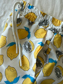 Junges Set aus T-Shirt und Shorts mit Meeresmotiv