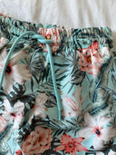 Junges Set aus T-Shirt und Shorts mit Meeresmotiv