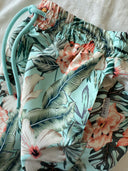 Junges Set aus T-Shirt und Shorts mit Meeresmotiv