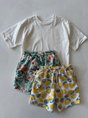 Junges Set aus T-Shirt und Shorts mit Meeresmotiv