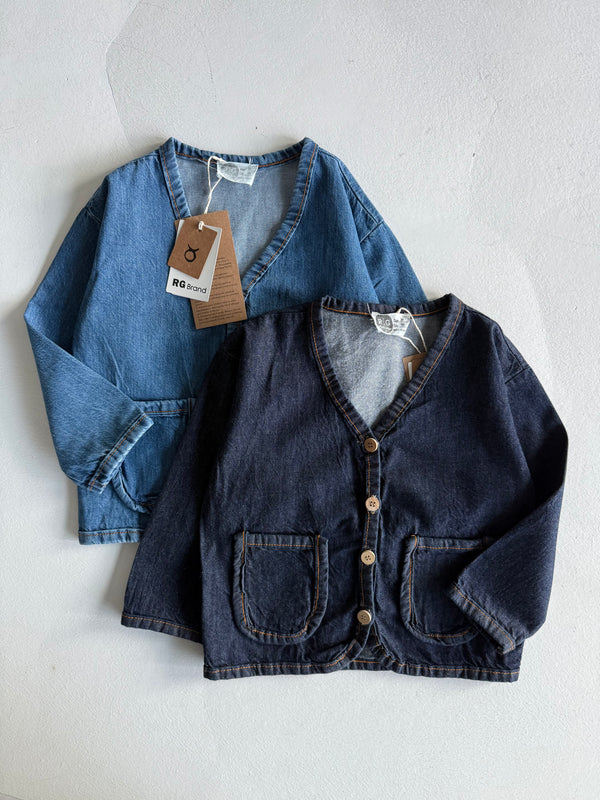 Çocuk kot ceket oversize kesimiyle 3–9 yaş kız ve erkek çocuklar için rahat kullanım sunar.
