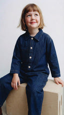 Kız ve erkek çocuk kot tulum düğmeli, uzun kollu ve cepli tasarımıyla günlük kullanımda konfor sunar. Dayanıklı denim yapısıyla rahat hareket sağlar. Şimdi sipariş verin!