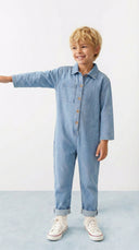 Kız ve erkek çocuk kot tulum düğmeli, uzun kollu ve cepli tasarımıyla günlük kullanımda konfor sunar. Dayanıklı denim yapısıyla rahat hareket sağlar. Şimdi sipariş verin!