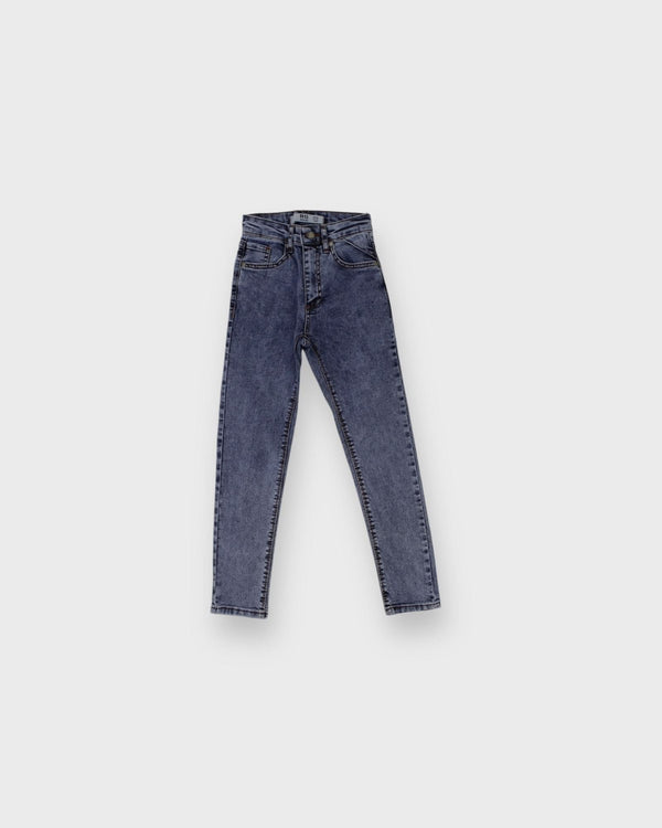 Çocuk unisex düğme detaylı jean; 9–15 yaş aralığında dayanıklı denim yapısı ve rahat kesimiyle günlük kullanımda konfor sunar. Zamansız tasarımıyla her kombine uyum sağlar.