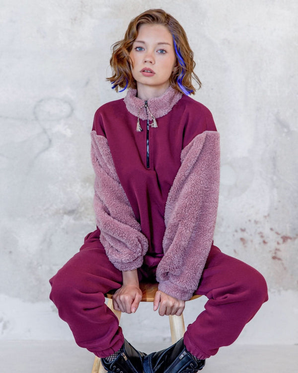 Genç kız fermuarlı kışlık sweatshirt; 9–15 yaş için sıcak tutan kumaşı, rahat kalıbı ve pratik fermuarlı tasarımıyla günlük kullanımda konfor sağlar.