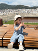 Müslin bebek tulum 6 ay–3 yaş kız ve erkek bebekler için %100 müslin kumaşıyla hafif ve nefes alır. Ön düğmeli kısa kol tasarımı yaz için idealdir.