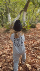 OXO Baby-Strampler und Mütze mit bedrucktem Design