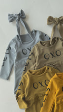 فستان أطفال منقوش بطبعات أوكسو وعصابة رأس