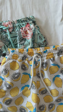 Junges Set aus T-Shirt und Shorts mit Meeresmotiv