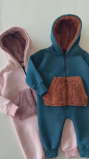 3-fädiger Baby-Strampler mit Kapuze und Reißverschluss