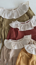 Платье из хлопка с рюшами для девочки – комплект с длинными рукавами и повязкой для волос