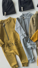 OXO Baby-Strampler und Mütze mit bedrucktem Design