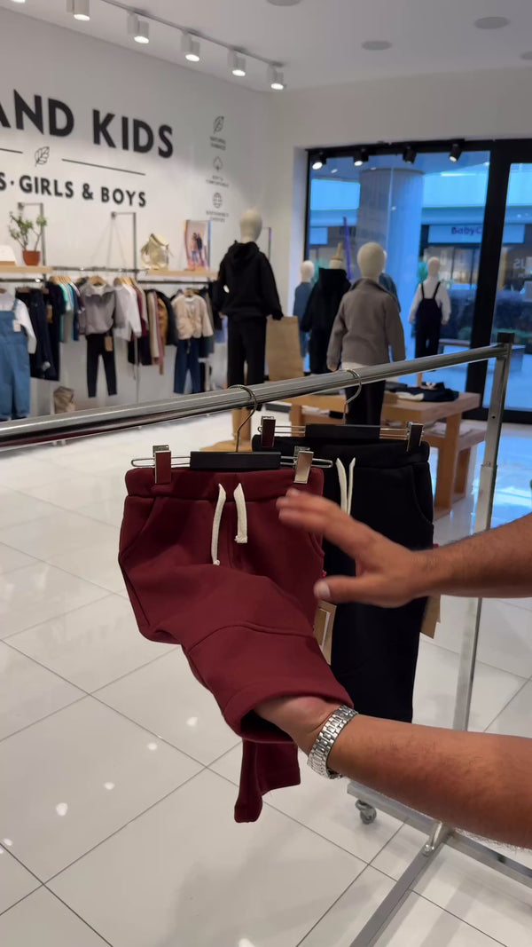 Baby-Jogginghose mit Kordelzug | Taschen, Knienähte | 6 Monate–4 Jahre | Schwarz, Bordeaux | RG404