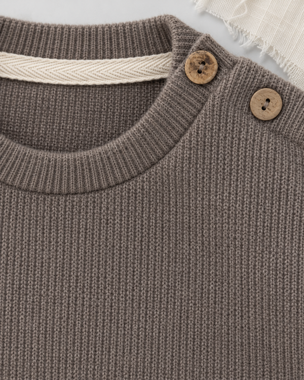 RG Brand RG395 bej omuzdan düğmeli Selanik bebek sweatshirt, kumaş ve işçilik detayı.