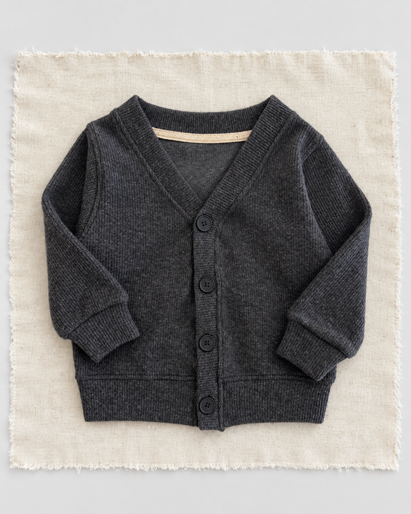 RG Brand RG397 füme düğmeli Selanik bebek hırkası, ön görünüm.