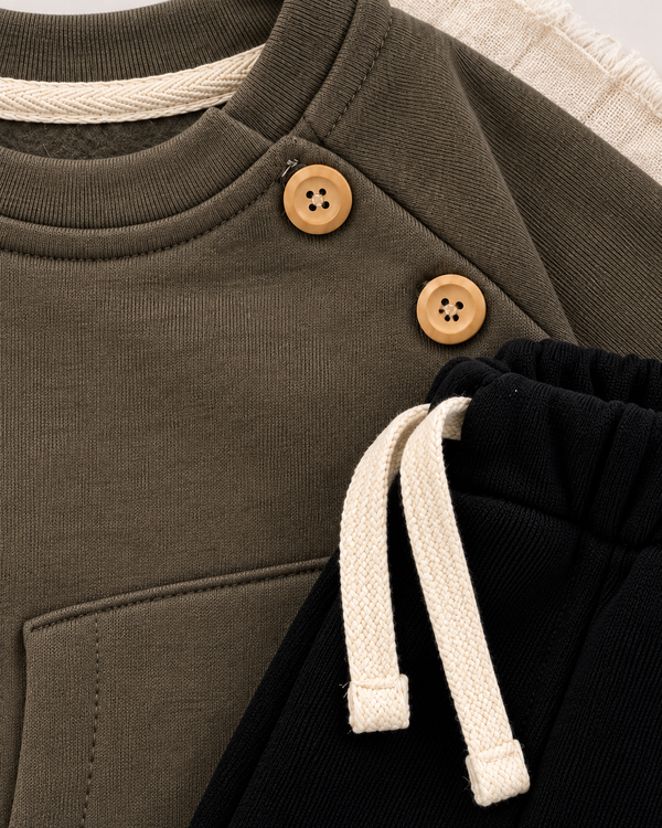 RG Brand RG401 haki üç iplik omuzdan düğmeli bebek takım, kumaş ve işçilik detayı.