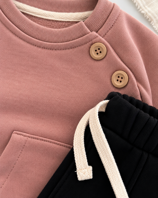 RG Brand RG401 pudra üç iplik omuzdan düğmeli bebek takım, kumaş ve işçilik detayı.