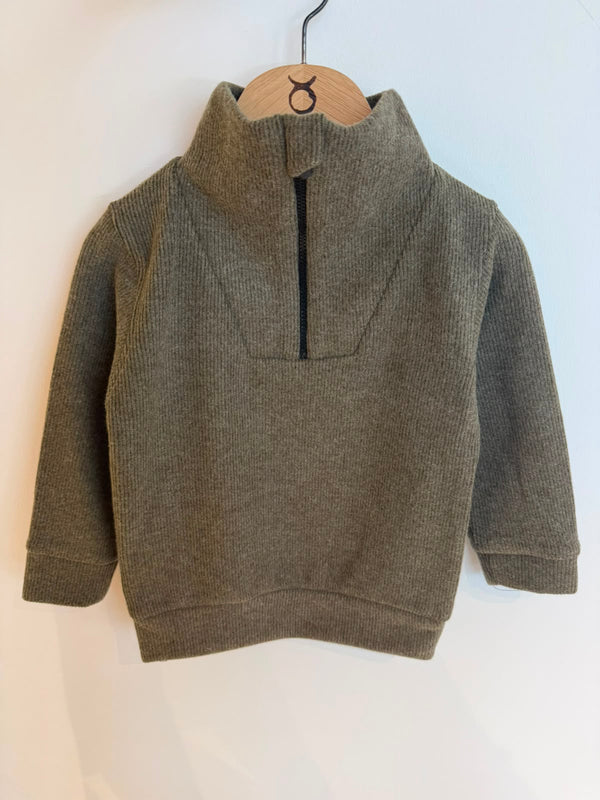 Ahşap askıda haki Selanik triko çocuk sweat, yarım fermuarlı yüksek yaka | RG1769