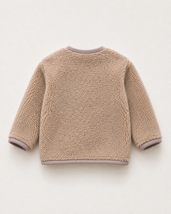 Taş RG1780 peluş hırka ve jean giyen oturan erkek çocuk
