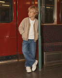 Taş RG1780 cepli peluş çocuk hırkası, metro direği yanında önden görünüm