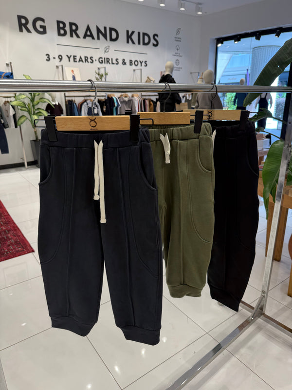 RG Brand Kids mağazasında lacivert, yeşil ve siyah çocuk jogger pantolonlar birlikte | RG1790