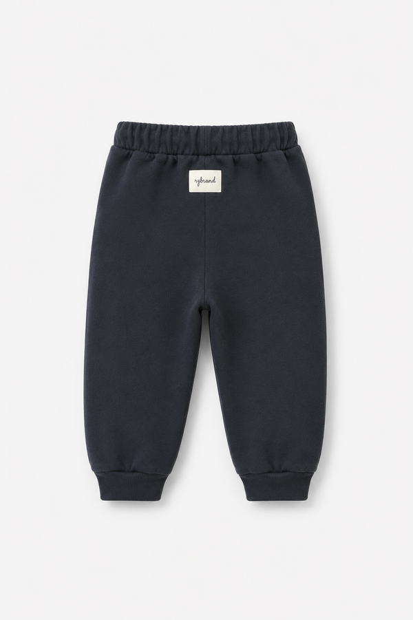 Lacivert çocuk jogger pantolon, elastik bel ve RG Brand arka etiketle arkadan görünüm | RG1790