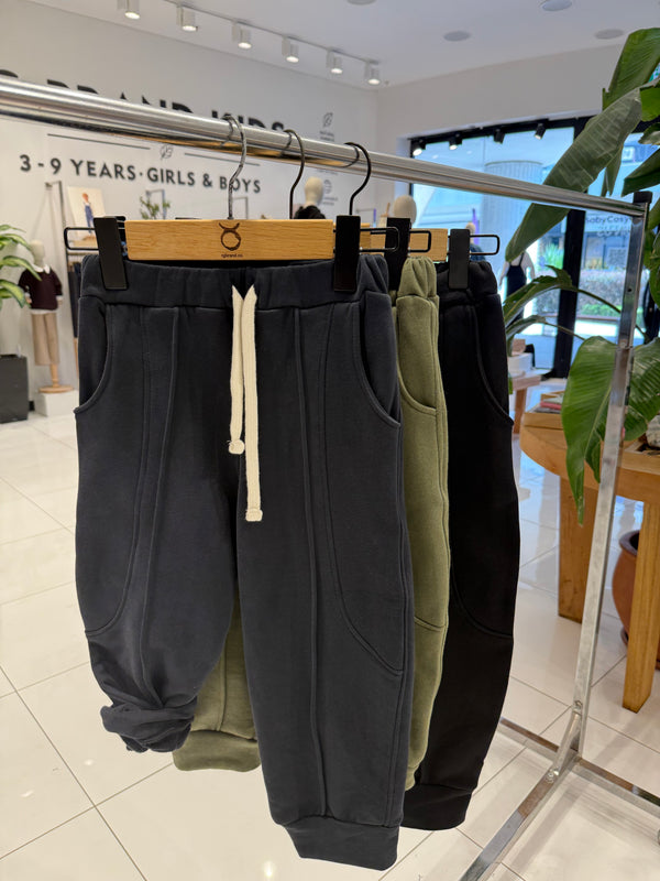 RG Brand Kids mağazasında askıda lacivert bağcıklı kavisli cepli jogger pantolon | RG1790