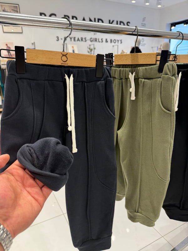 Lacivert çocuk jogger pantolonda hafif şardonlu kumaş ve ribanalı paça detayı | RG1790