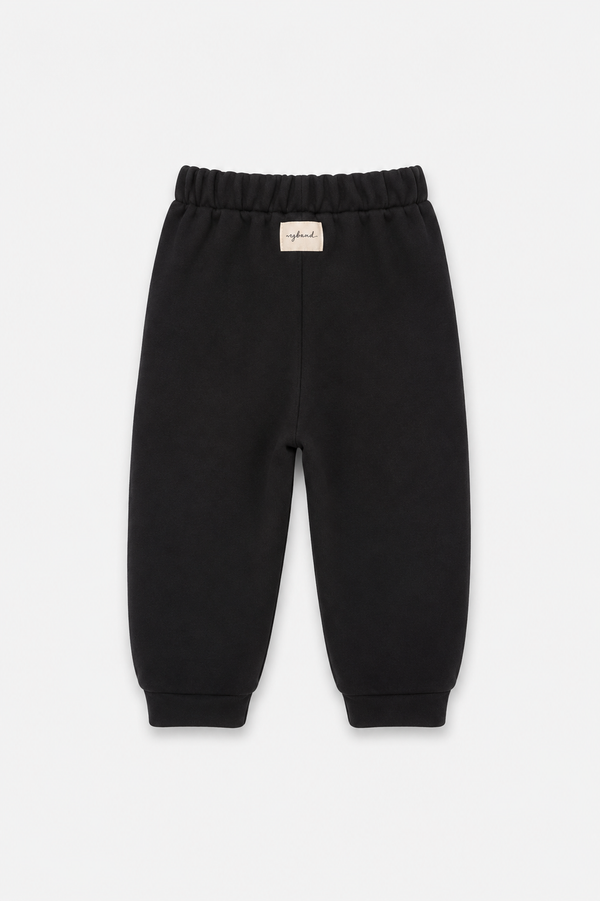 Siyah çocuk jogger pantolon, elastik bel ve RG Brand arka etiketle arkadan görünüm | RG1790