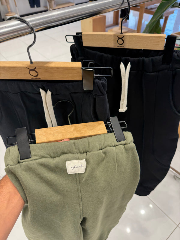 RG Brand Kids mağazasında askıda yeşil ve siyah çocuk jogger pantolonların arka görünümü | RG1790