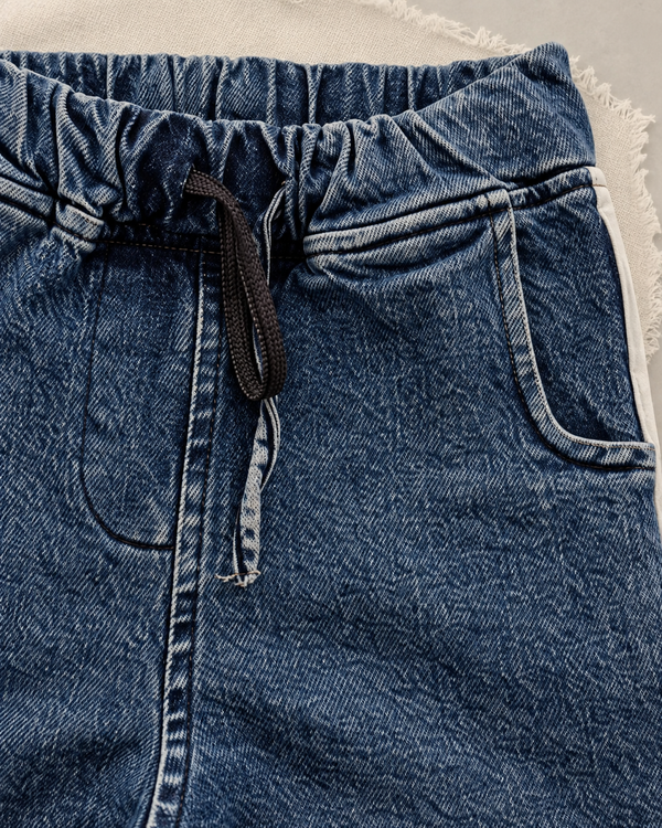 RG1792 lacivert kot pantolonun yakın detayı; lastikli bel, kordon, ön cep dikişleri ve yıkamalı denim dokusu.