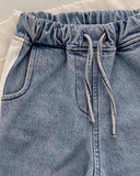 RG1792 mavi kot pantolonun yakın detayı; lastikli bel, kordon, kavisli ön cep, beyaz yan şerit ve denim dokusu.