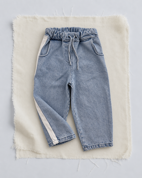RG1792 mavi mom fit çocuk kot pantolon, önden görünüm; lastikli kordonlu bel, kavisli cepler ve beyaz yan şerit.