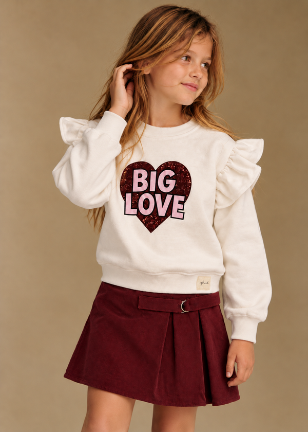 RG1793 ekru Big Love kız çocuk sweatshirt; model üzerinde açılı görünüm ve omuz fırfırları.