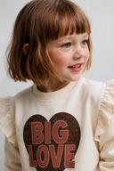 Ekru Big Love kalp baskılı kız çocuk sweatshirt, yüz ve omuz fırfırlarıyla yakın görünüm | RG1793