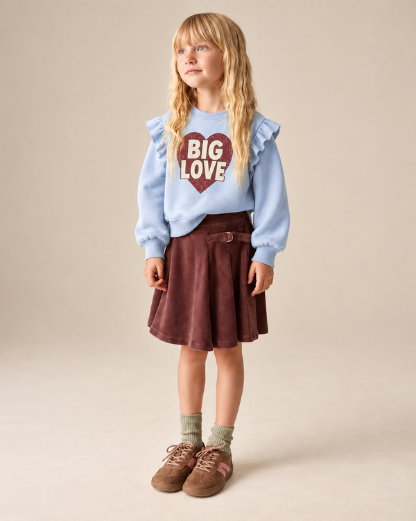 Mavi omuzları fırfırlı Big Love sweatshirt ile bordo etek giyen kız çocuk, tam boy | RG1793