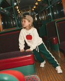 Ekru RG1794 elma figürlü çocuk sweatshirt, retro metroda hareketli model görünümü
