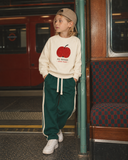 Ekru RG1794 elma baskılı çocuk sweatshirt, metro direği yanında önden görünüm