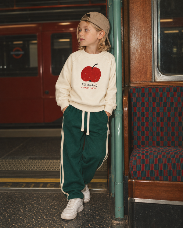 Ekru RG1794 elma baskılı çocuk sweatshirt, metro direği yanında önden görünüm
