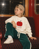 Ekru RG1794 elma figürlü çocuk sweatshirt, retro metro koltuğunda oturan model