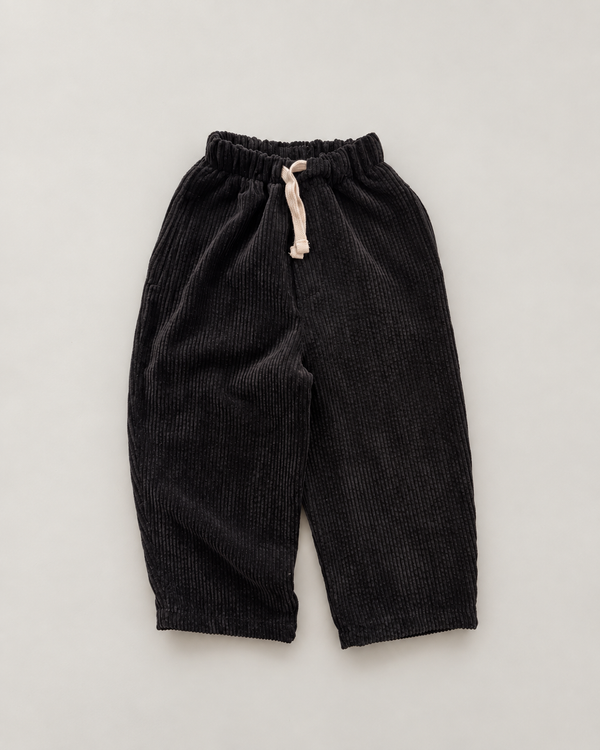 RG Brand RG1799 siyah fitilli kadife çocuk pantolon; lastikli bel, ekru bağcık ve yan cepler, önden görünüm.