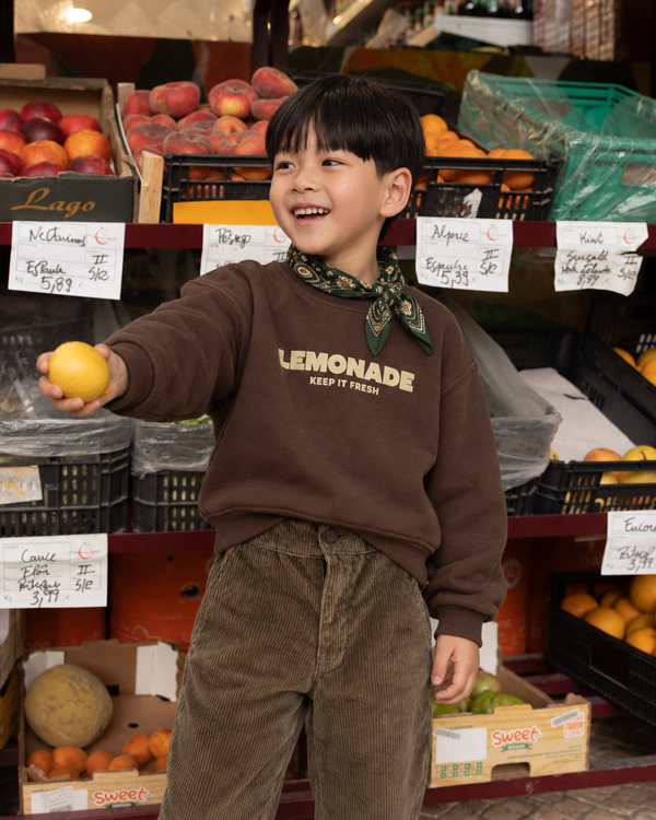 RG Brand RG1805 bordo mürdüm Lemonade baskılı çocuk sweatshirt; yeşil desenli fular ve haki kadife mom fit pantolonla ön görünüm.