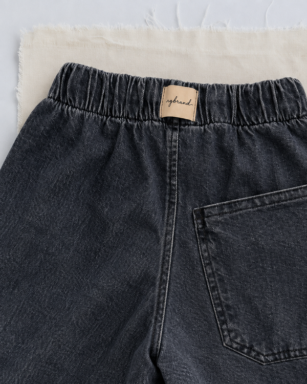RG3733 lacivert kot pantolonun arka bel detayı; tek cep, yıkamalı denim dokusu ve okunur rgbrand süs etiketi.