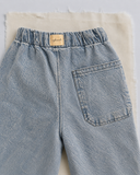 RG3733 mavi kot pantolonun arka bel detayı; tek cep, denim dokusu ve okunur rgbrand süs etiketi.