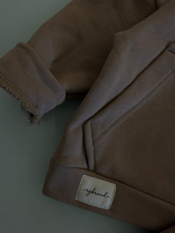 Haki kapüşonlu sweatshirtte kanguru cep, kol ve RG Brand etiket detayı | RG399