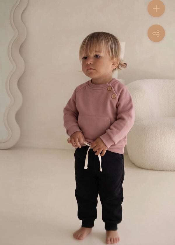 Pudra sweatshirt ve beyaz bağcıklı siyah jogger pantolon giyen kız çocuk, tam boy | RG401