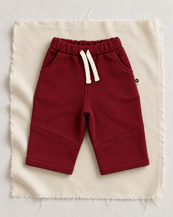 Krem kumaş üzerinde bordo bebek eşofman pantolon, ekru bağcık, yan cepler ve diz dikişleri | RG404