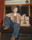 RG1780 taş peluş hırka ve RG1775 denim pantolon giyen çocuk, RGBAG3 çanta ile otururken