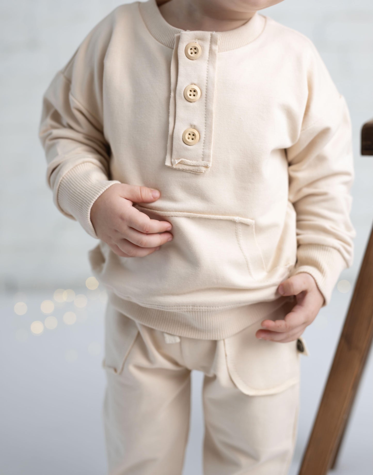 Детский спортивный костюм на пуговицах спереди и шапочка